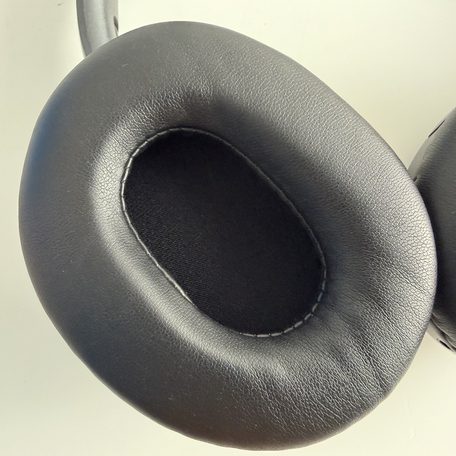 Brookstone Airphones Wireless Noise Cancelling Headphones BKH928