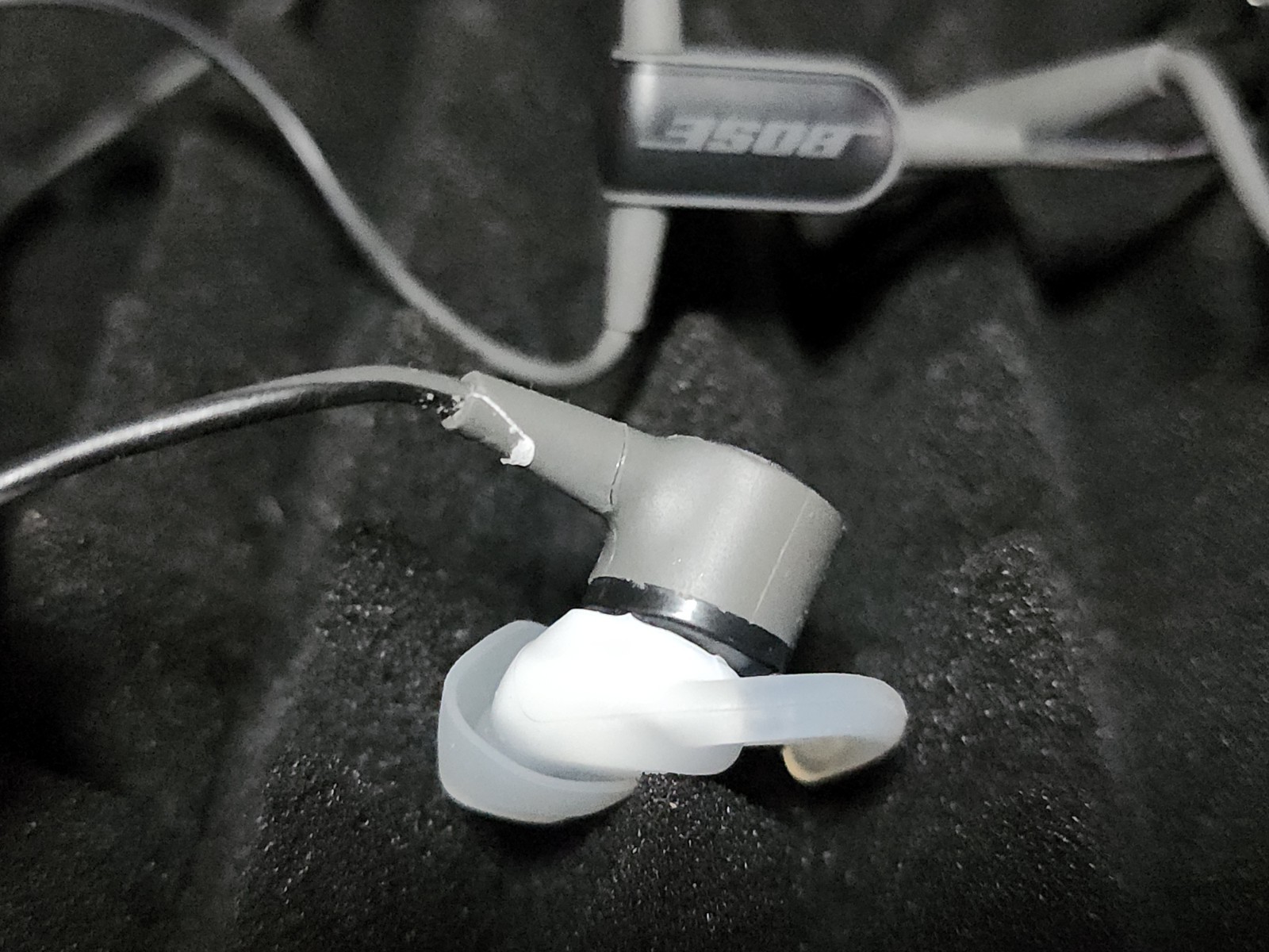 Bose SoundTrue Ultra in-ear Headphones Headsets 3.5mm Jack- Charcoal Black Used