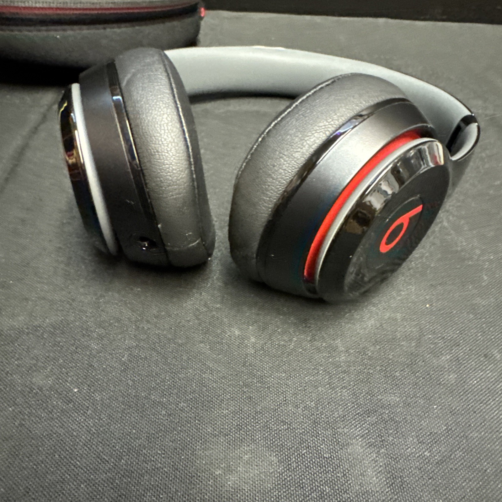 Beats Solo2 Over the Ear Headphones – Black With Wire and Case