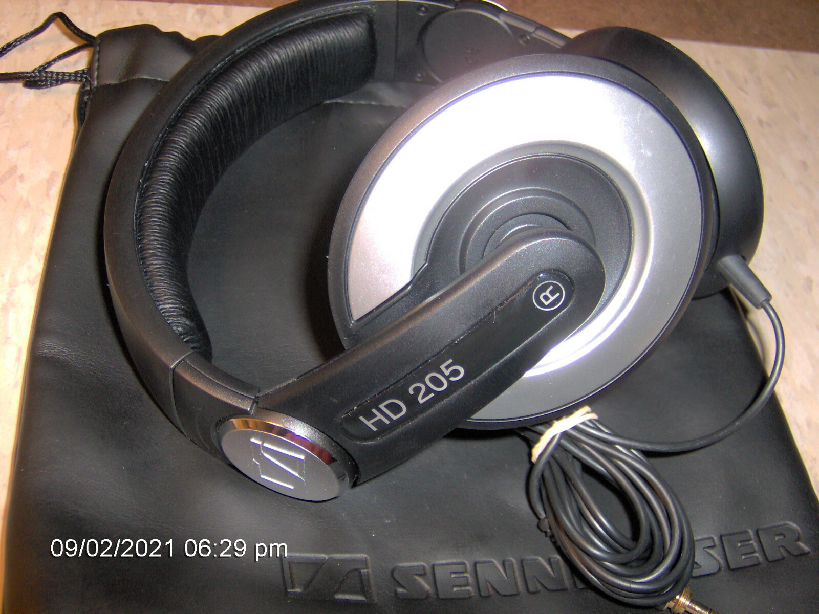 Used DJ Headphones over the ear w/ 9 foot Cable 3.5mm Plug Sennheiser HD 205