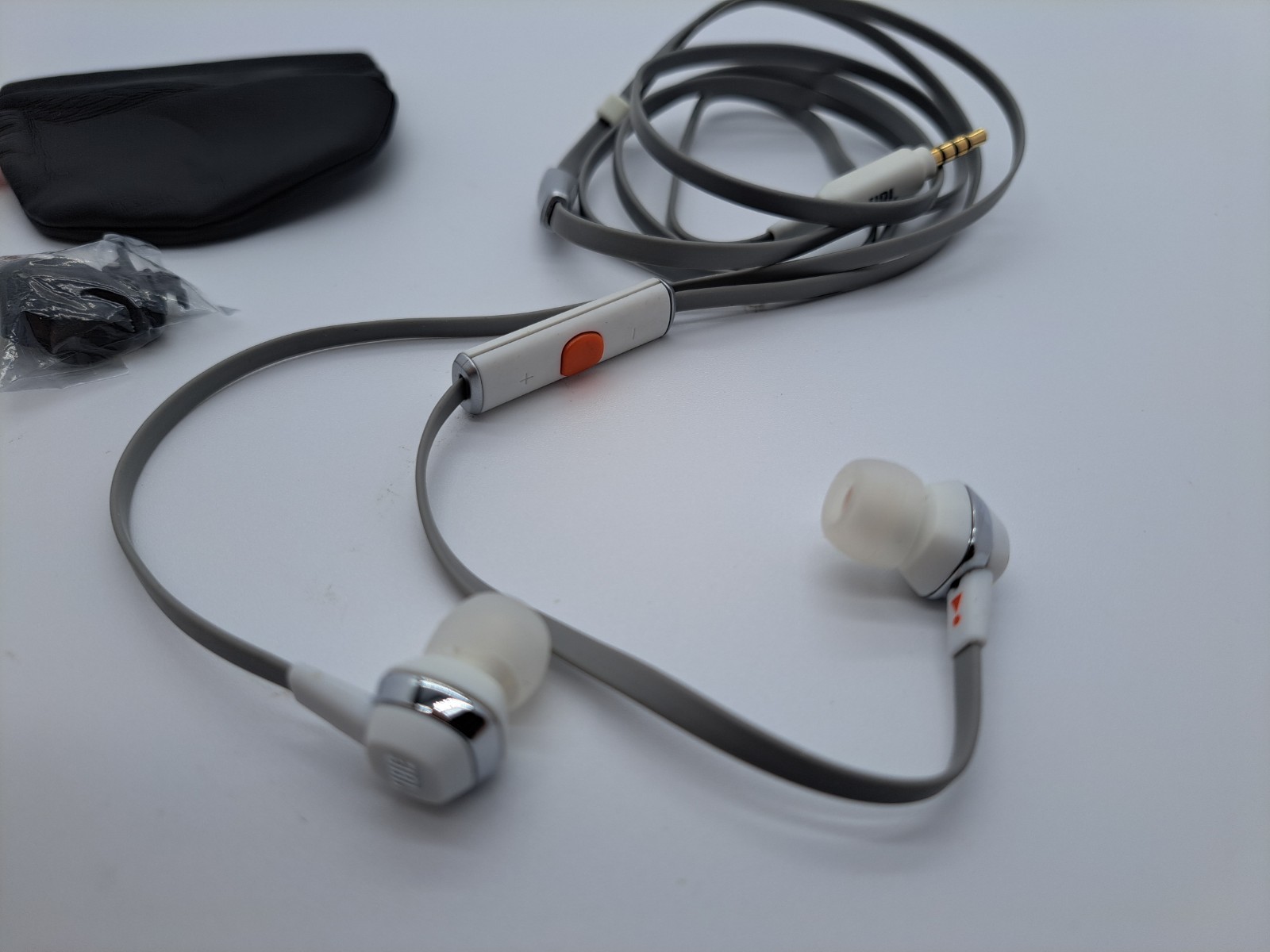 JBL J22 High-Performance In-Ear Headphones – White *TESTED & WORKING*