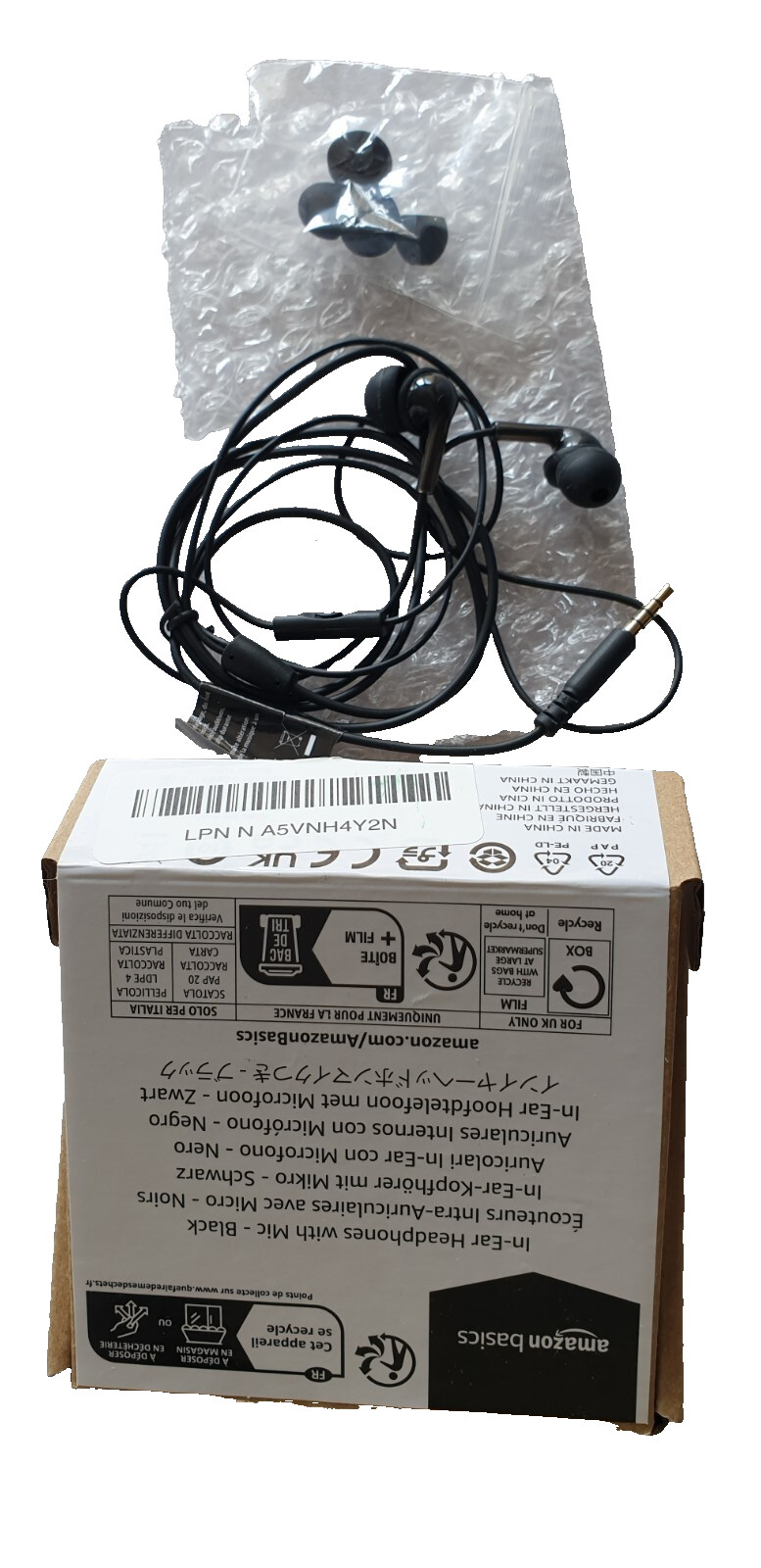 Amazon Basics In-Ear Headphones 3.5mm Audio Jack Wired with Microphone – Black