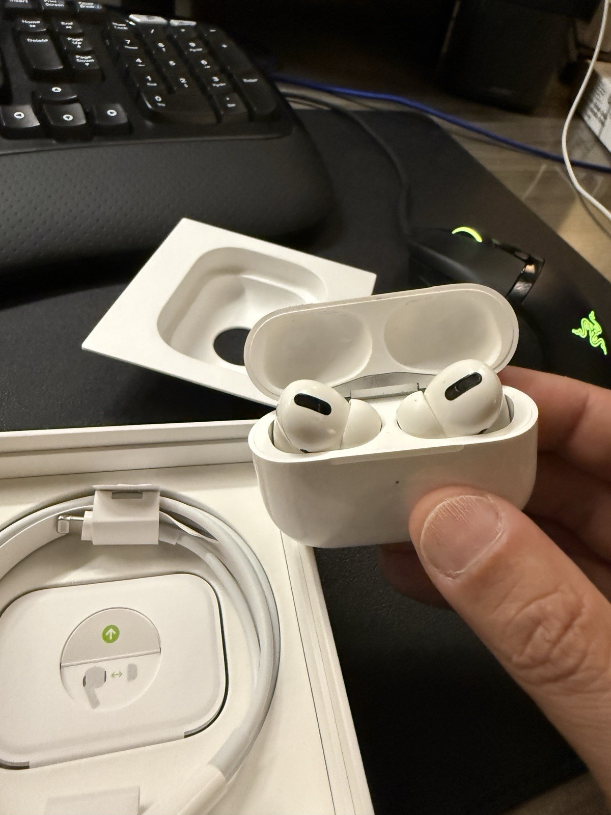 Apple AirPods Pro (2nd Gen) White w/ MagSafe Case, ANC, Transparency, Bluetooth