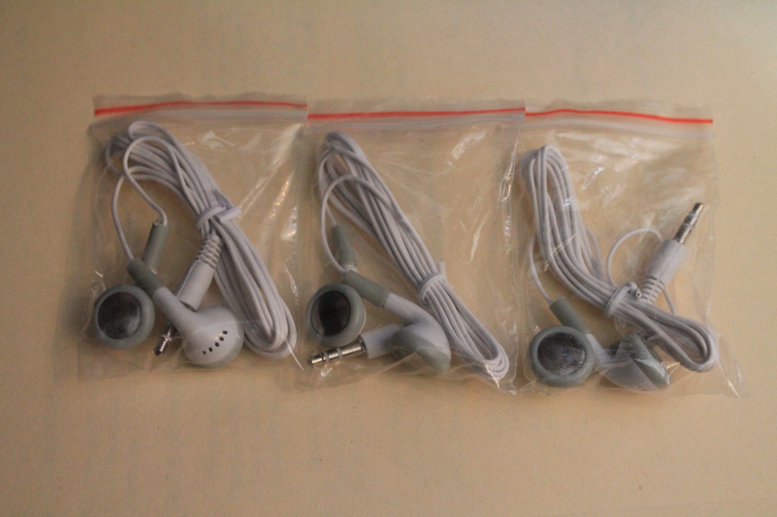 Pack of 3 – 3.5mm White In-Ear Earbuds / Earphones / Headphones