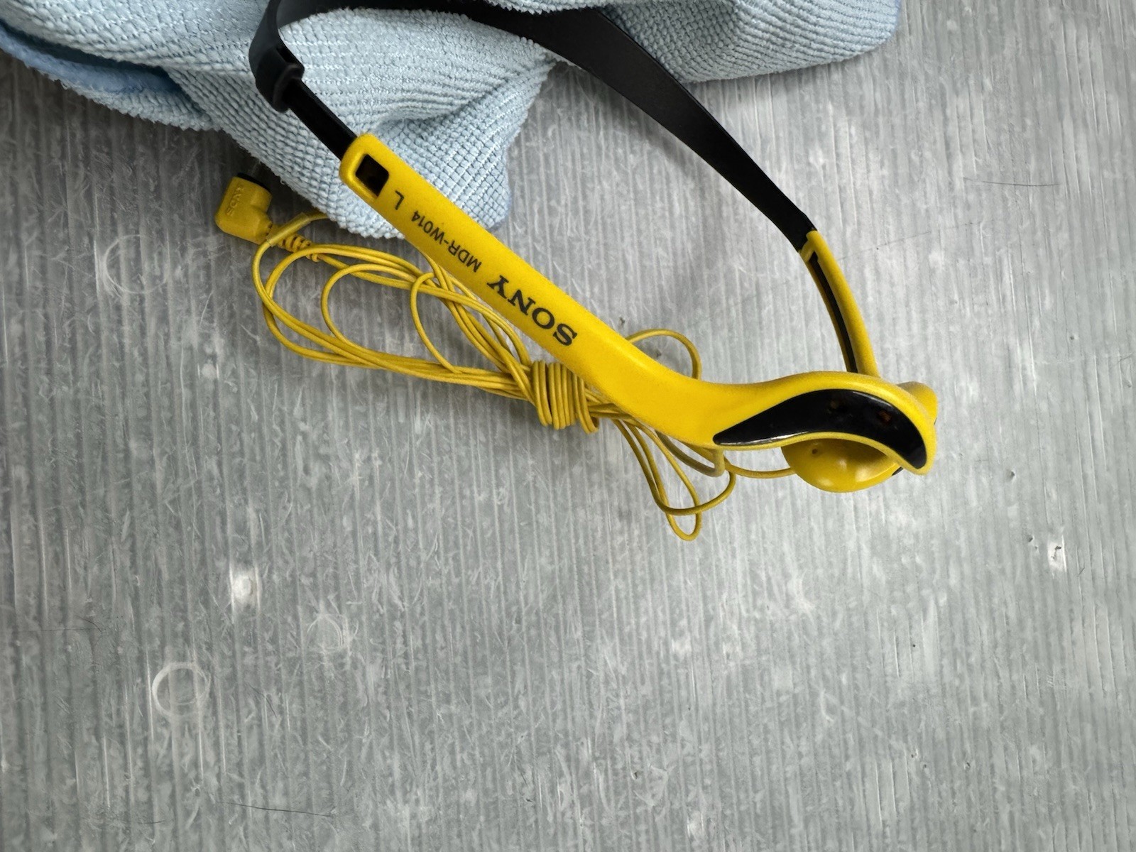 SONY MDR-W014 yellow Sports Walkman Stereo Headphones 3.5mm Jack