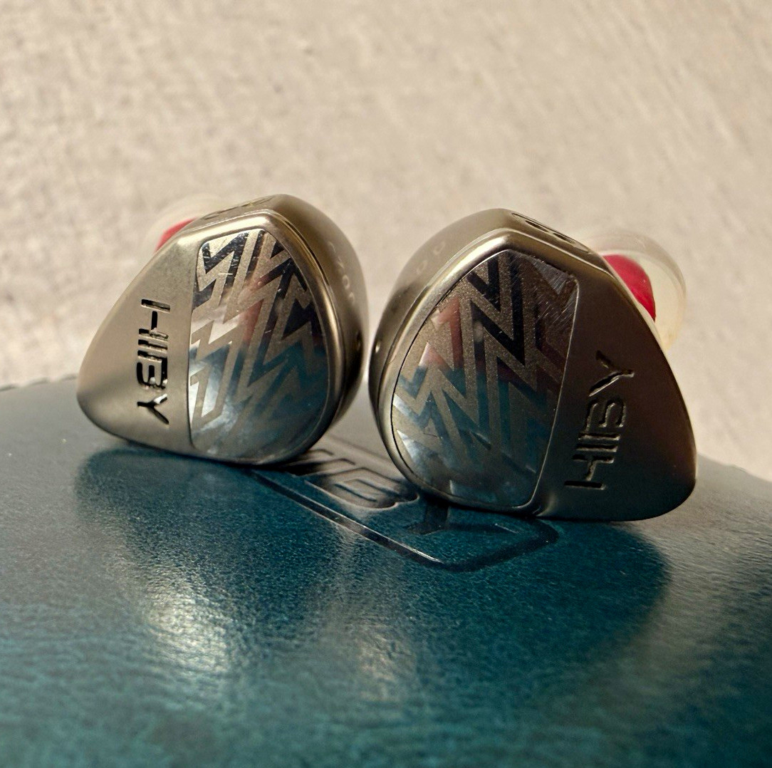 HiBy Zeta IEMs Comes with Braided Cable + Case Gray/Blue/Gold