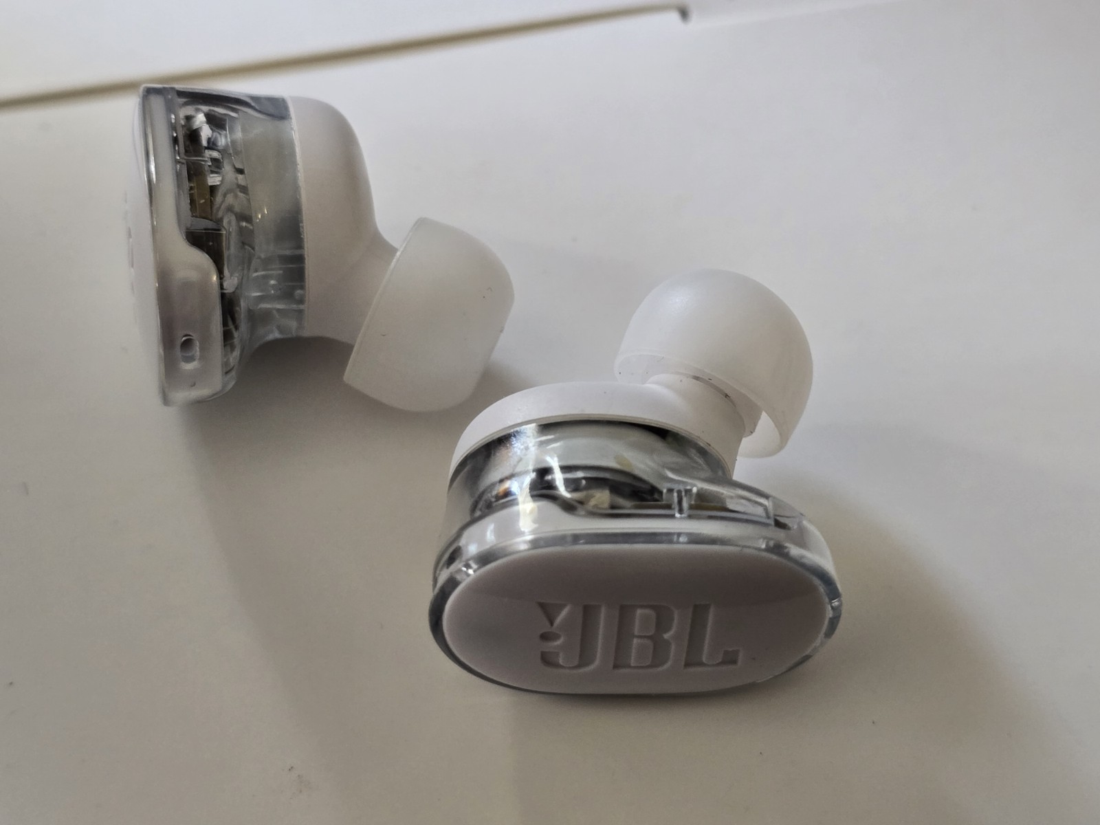 JBL TUNE BUDS RIGH AND LEFT SIDE ONLY