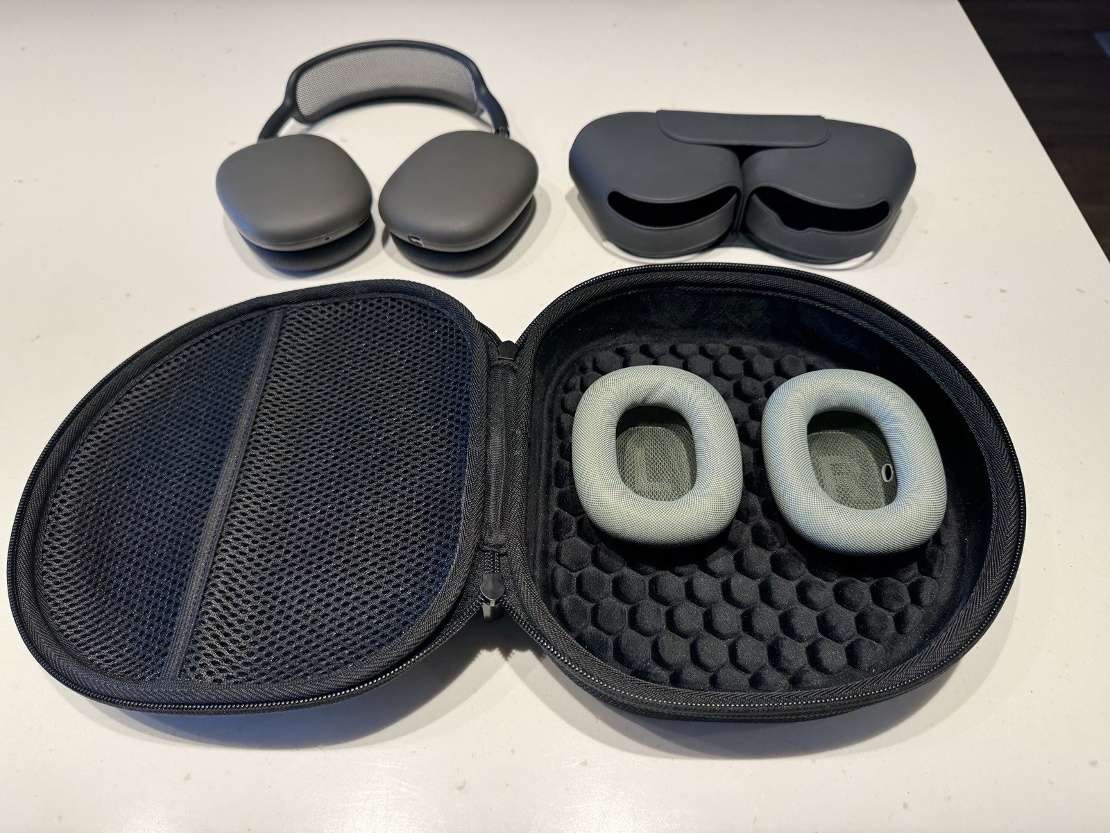Apple AirPods Max, Space Gray, Lightning, Silicone Ear Cup Covers, Case, Xtras
