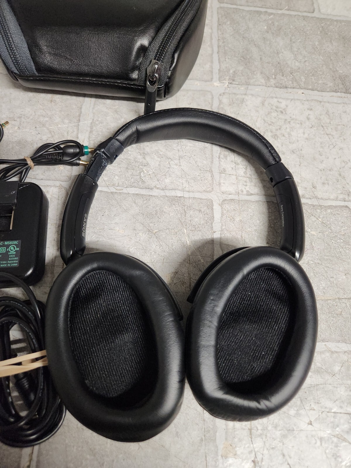 Sony MDR-NC500D Headphones PARTS/REPAIRS (SEE PICTURES)