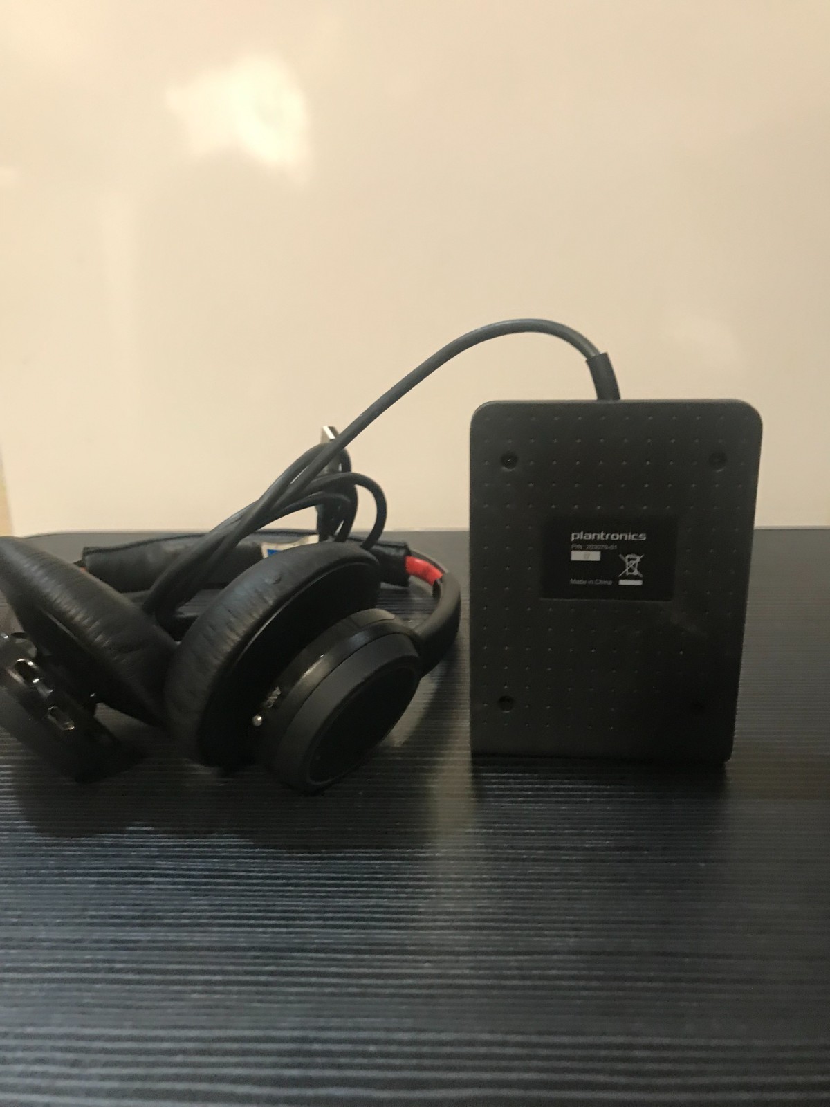 Plantronics Voyager Focus UC B825 Bluetooth Headset 203079-101 W/ Charging Stand