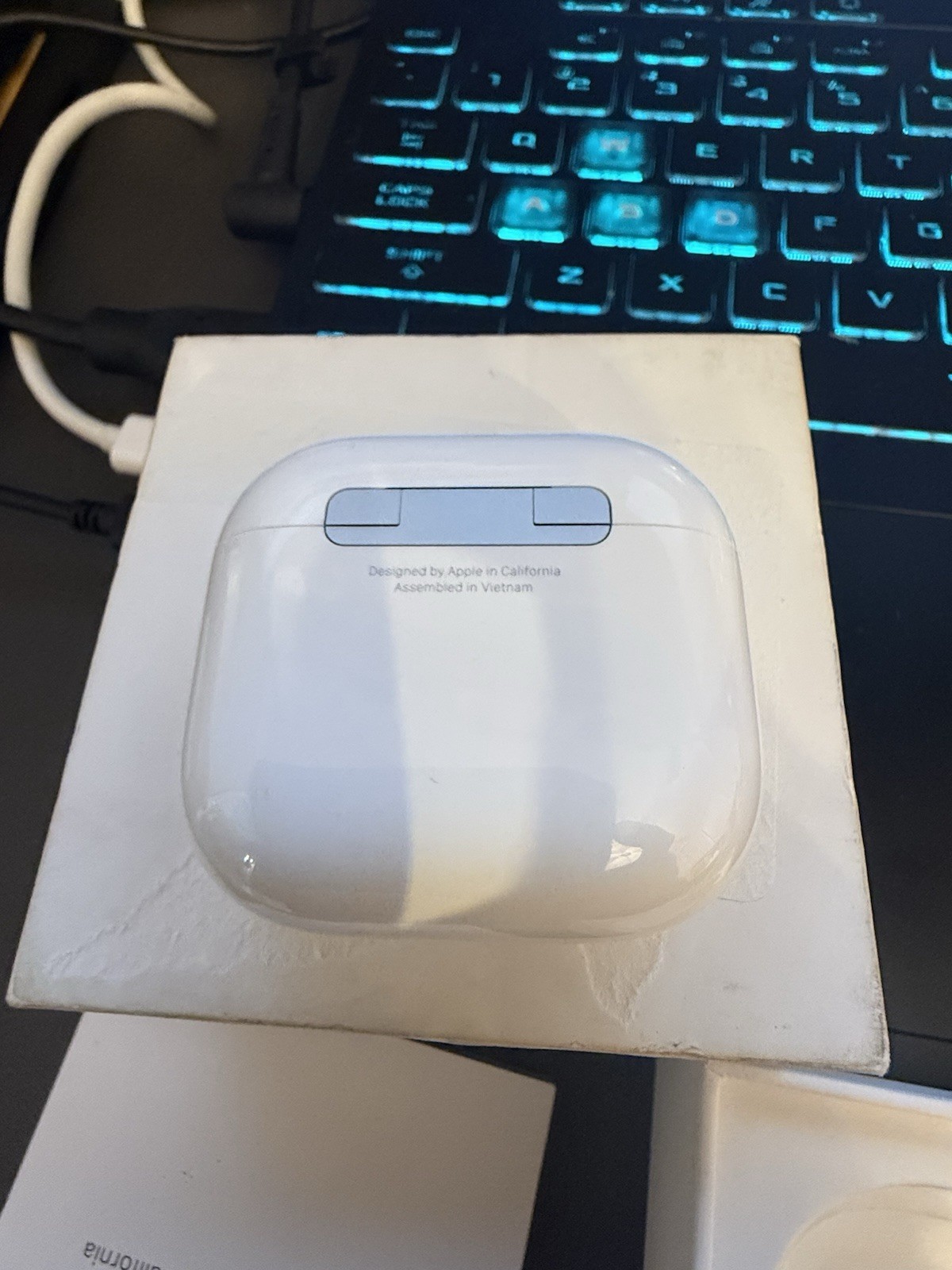 Apple AirPods 4 MXP63LL/A (A3050 A3053 A3058) Earbuds w/ Case (4th Gen)