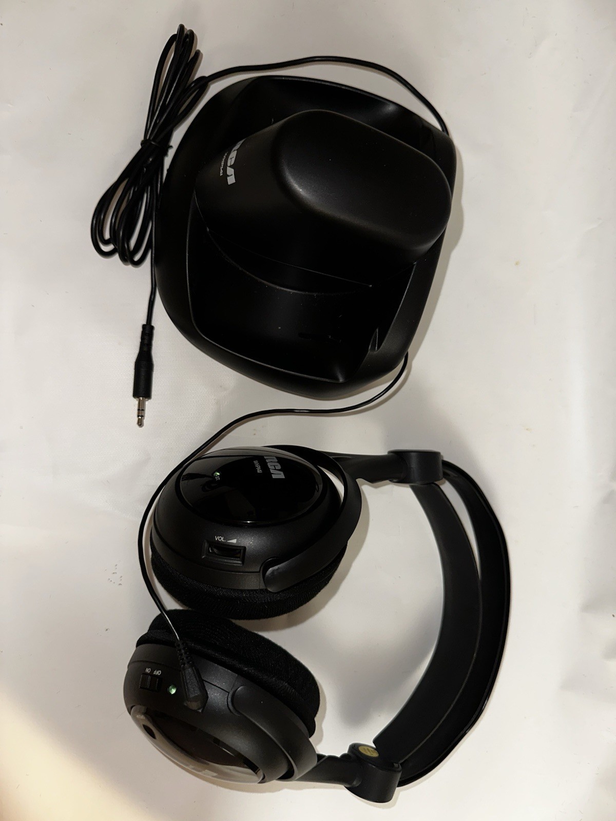 RCA WHP141 900MHz RF UHF Wireless Over-Ear Headphones Black w/ Base Dock