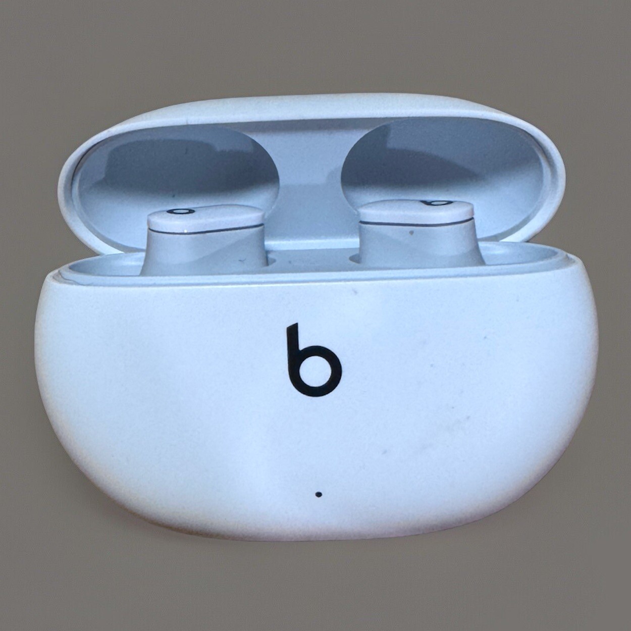 Beats by Dr. Dre Studio Buds – White – Apple