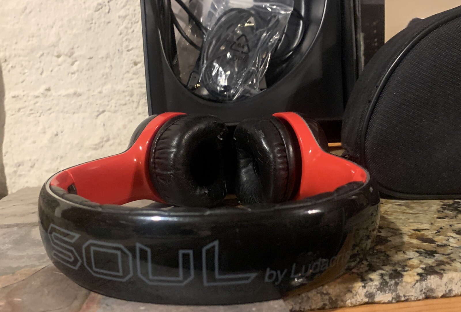 SOUL by Ludacris SL100 Ultra Dynamic On-Ear Headphones Black/Red Complete Unused
