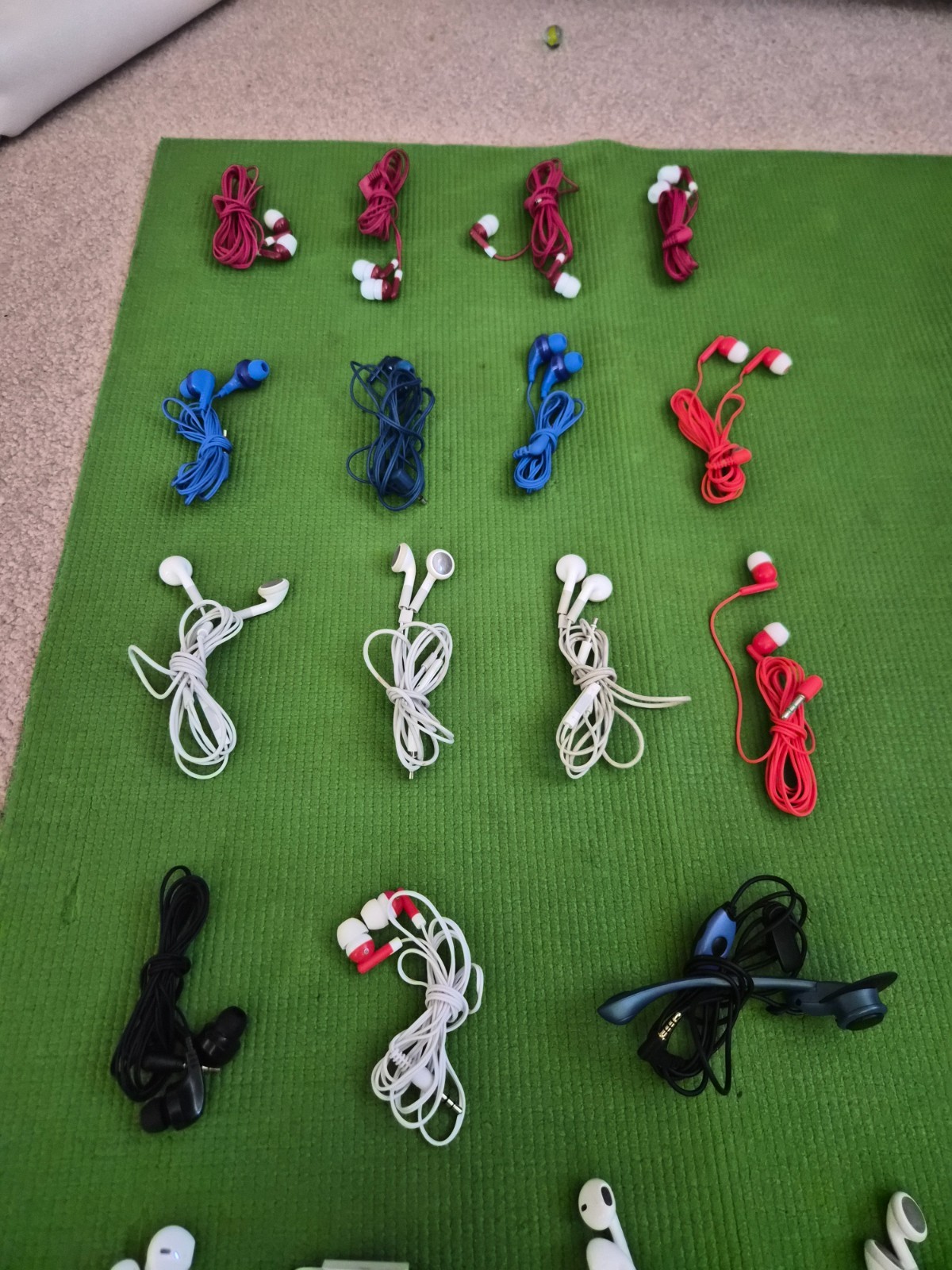 Lot of 20 pcs Wired Earphones Earbuds Assorted Ear Adapters Apple Volume control