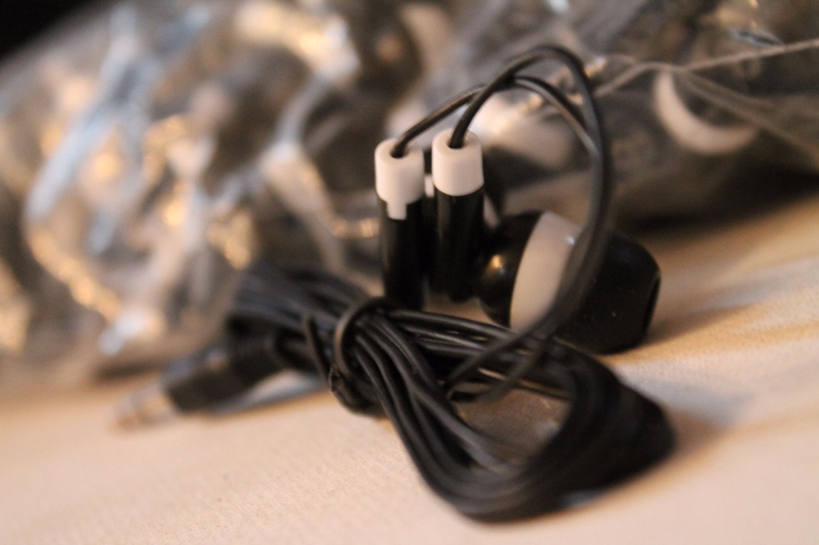 Lot of 100 Mixed Candy Color 3.5mm In-ear Earbuds / Headphones – Assorted Colors