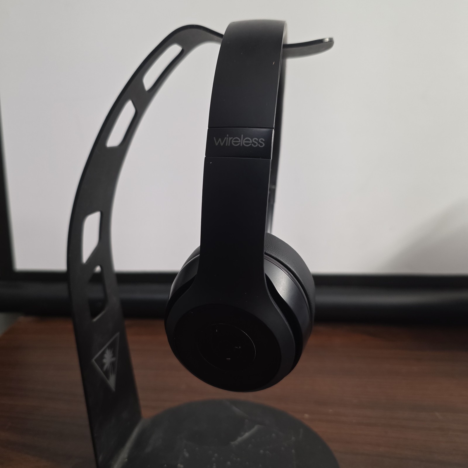 Beats by Dr. Dre Beats Solo 3 Wireless Bluetooth Headphones Gloss Black K