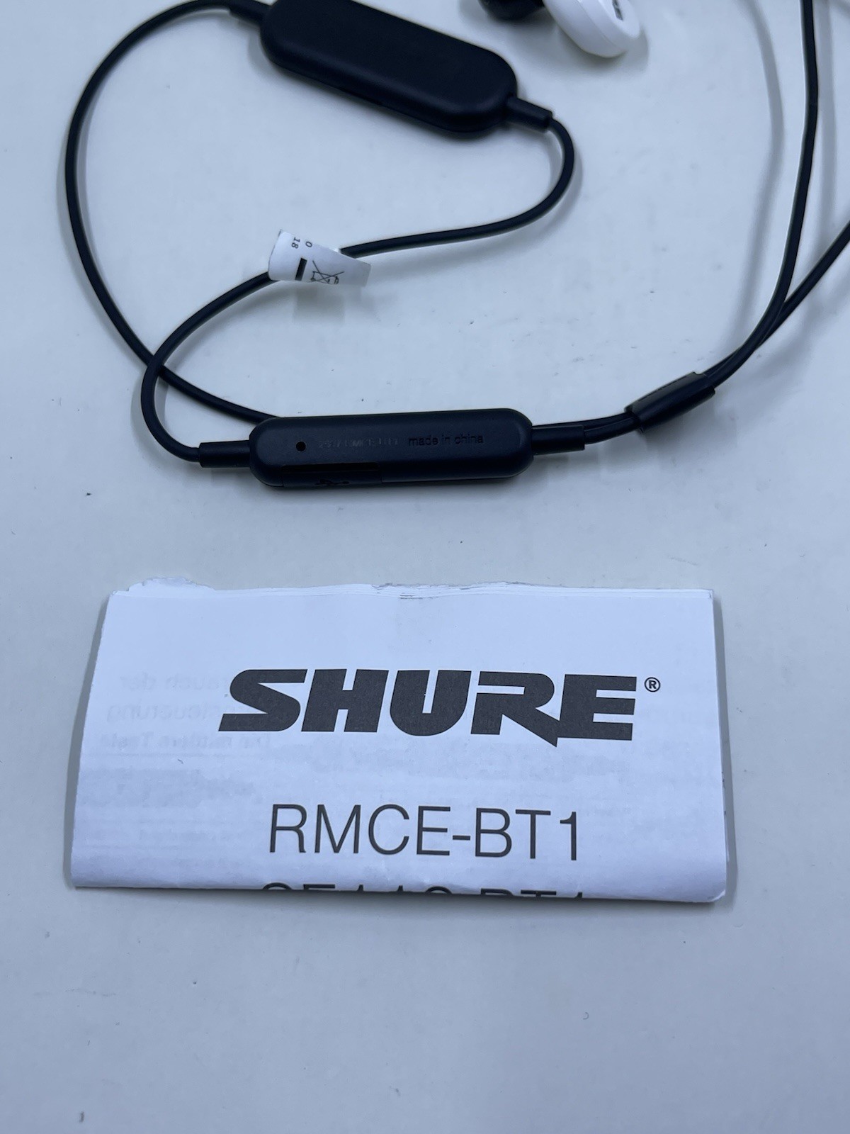 Shure SE215 In-Ear Professional Sound Isolating Headphones White w/ case