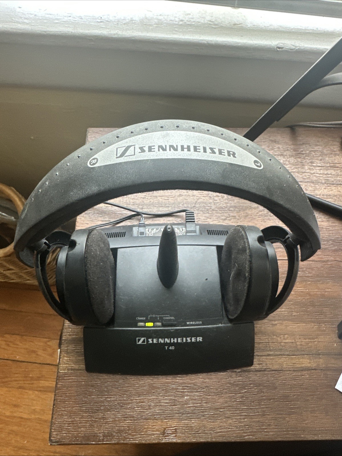 Sennheiser T 40 Charging Stand & HDR 40 Headphones Lot – See Pics / Description