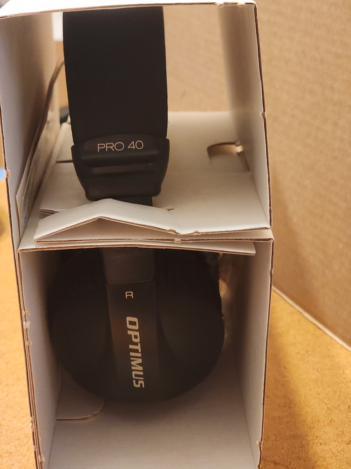 RadioShack 331132 Optimus Pro 40 Stereo Headphone Durable, Lightweight – NEW