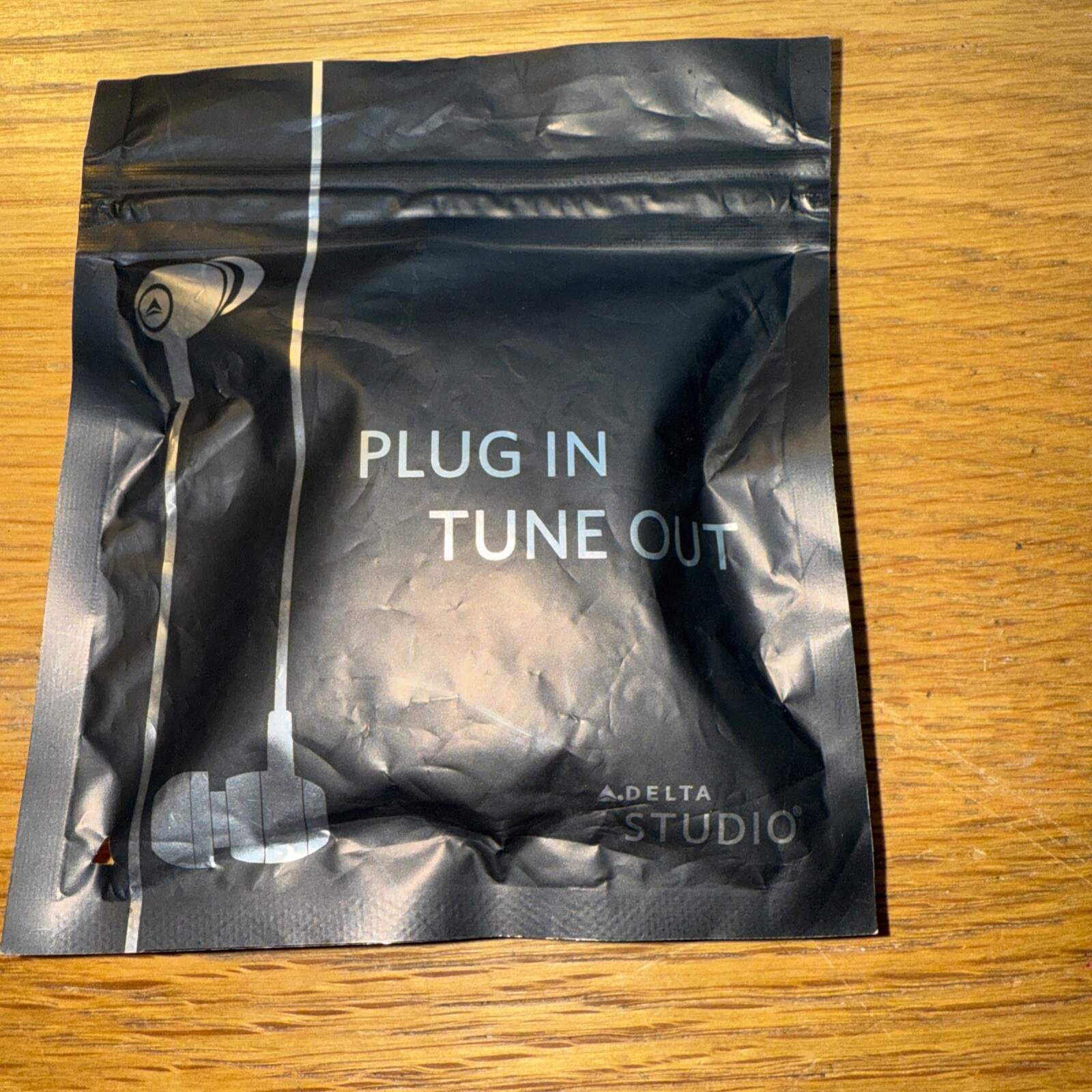 Delta AirlinesStudio Wired Earbuds “Plug In-Tune Out” – NEW- Unopened