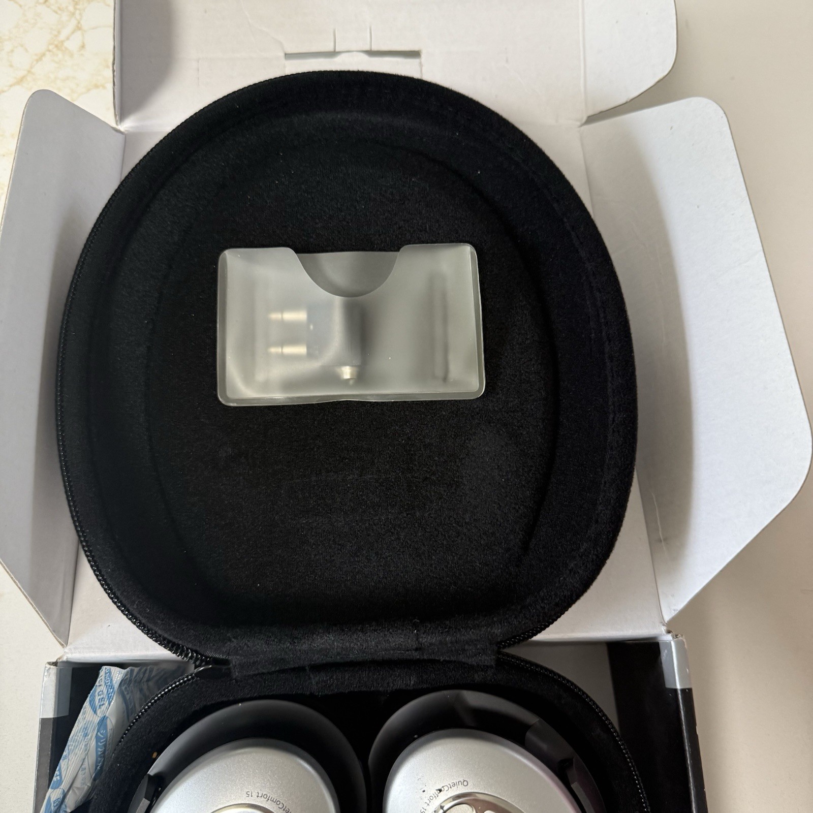 Bose QuietComfort 15 Headphones – Silver/Black with case Noise Canceling