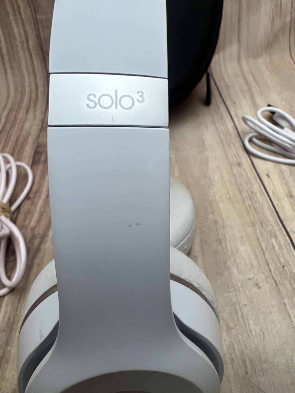 Beats by Dr. Dre Solo3 Wireless Headphones White Silver A1796 With Soft Case