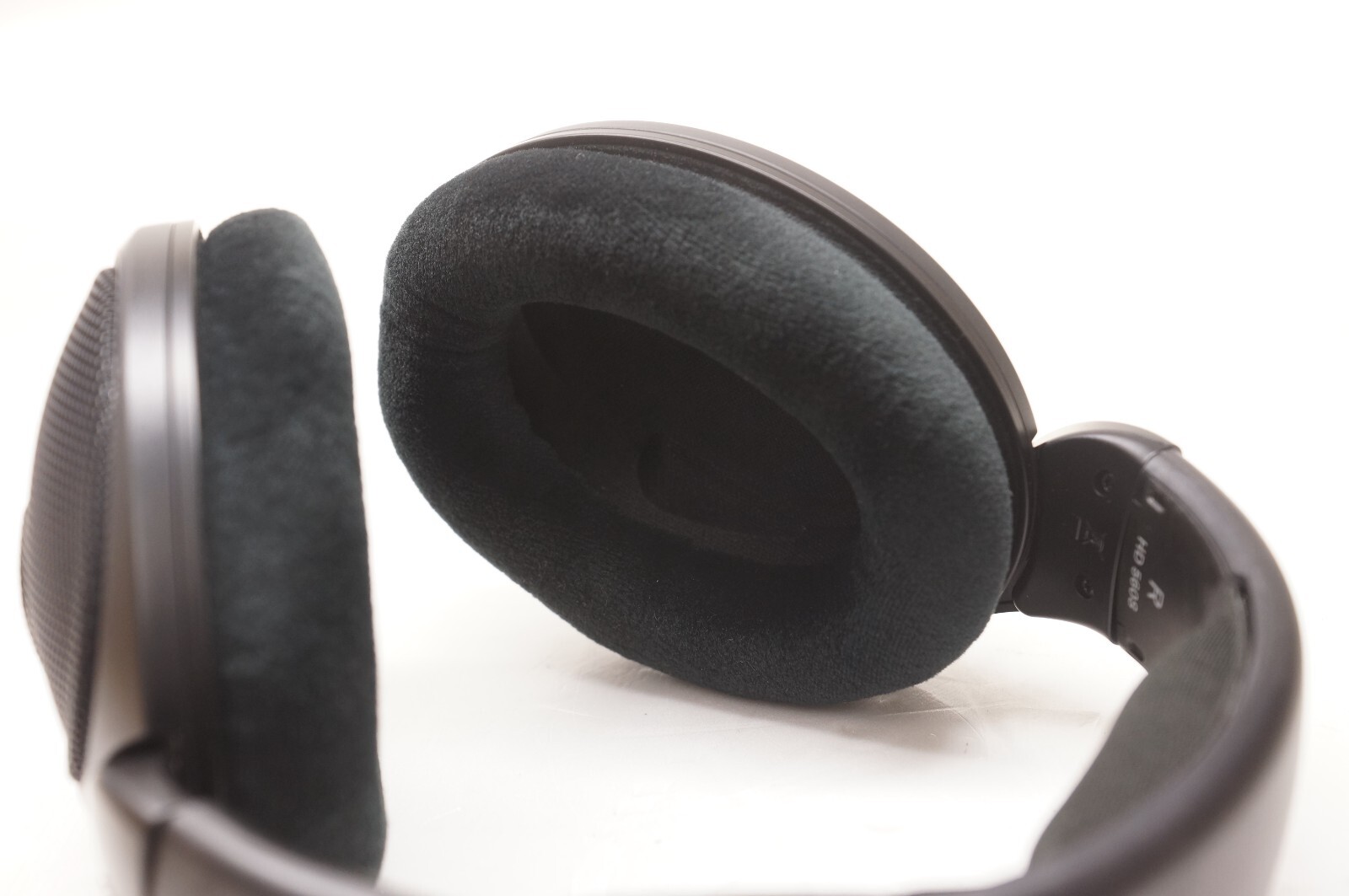 Sennheiser HD560 S Over-The-Ear Audiophile Headphones with Box / From Japan
