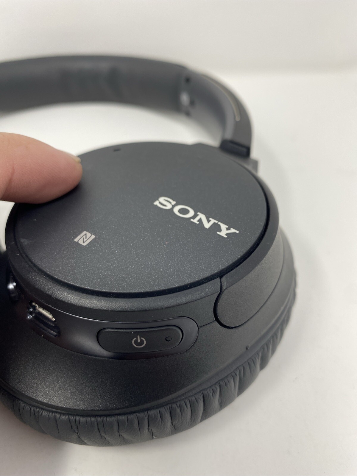 Sony Over The Head Ear Cup Noise Canceling Wireless Headphones WH-CH700N