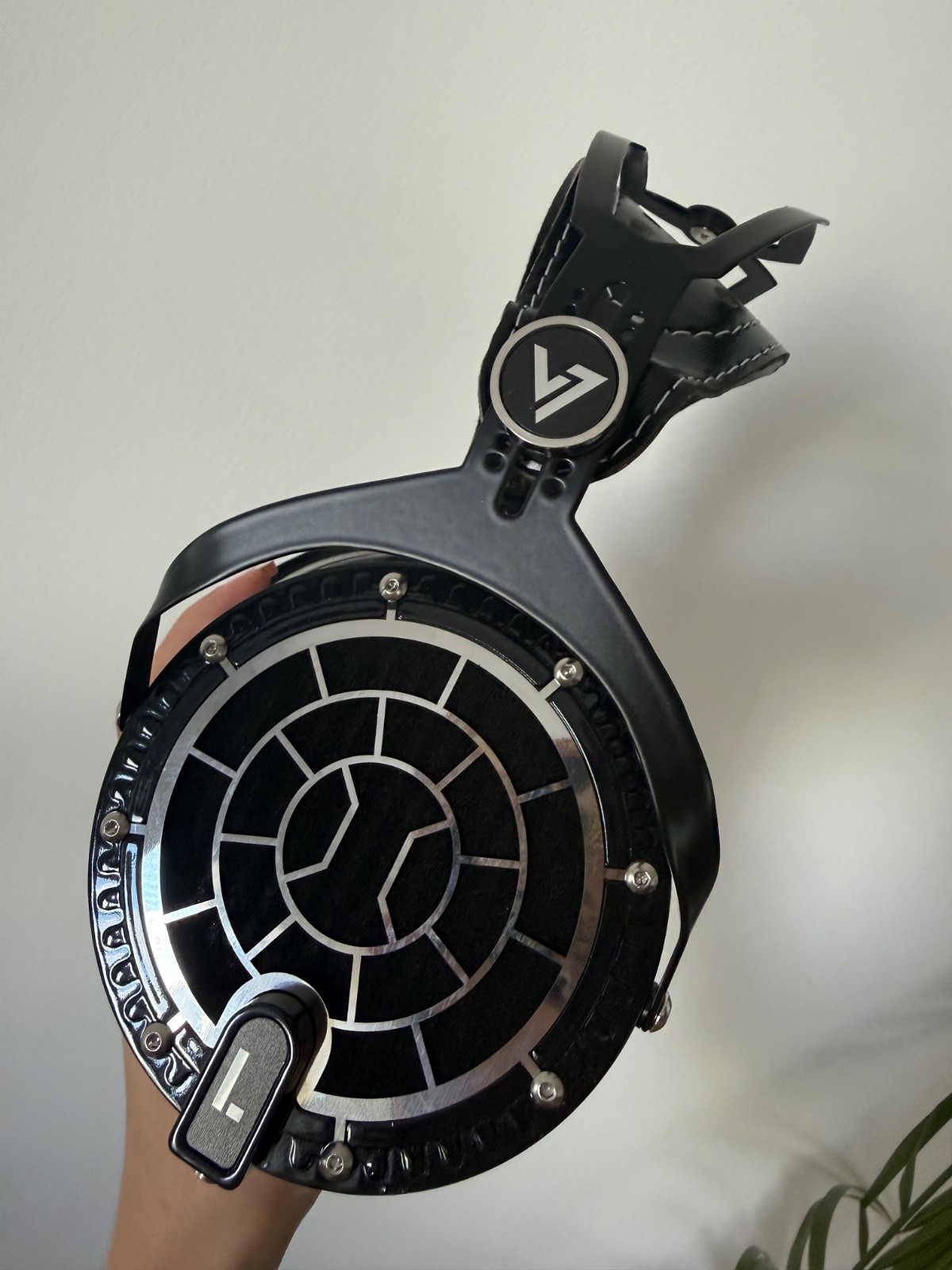 verum 2 headphones black color 4.4 2 ear pads 2 cables