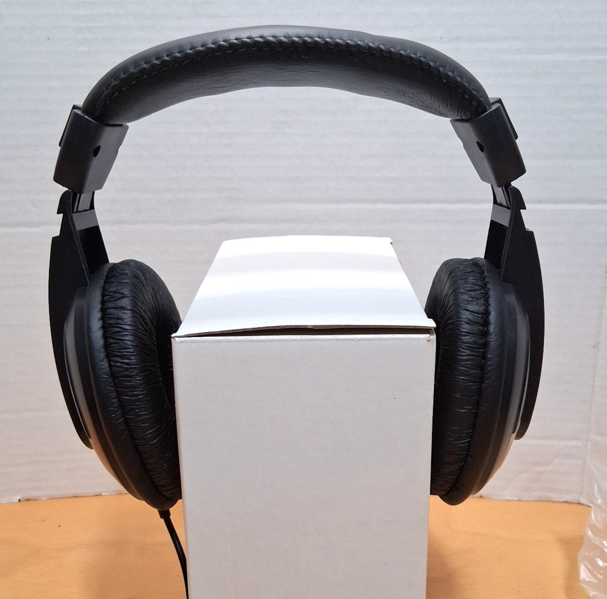 QTY 6 – HP – Wired Headphones – w/ Volume Control – 504085-001 – New in Open Box