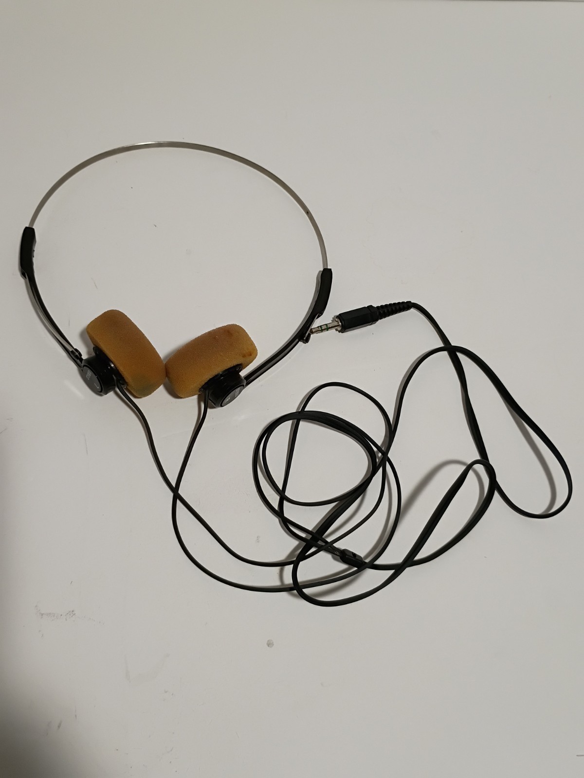 Vintage 1980s Style Lightweight Wired Stereo Headphones Foam Walkman Retro Prop