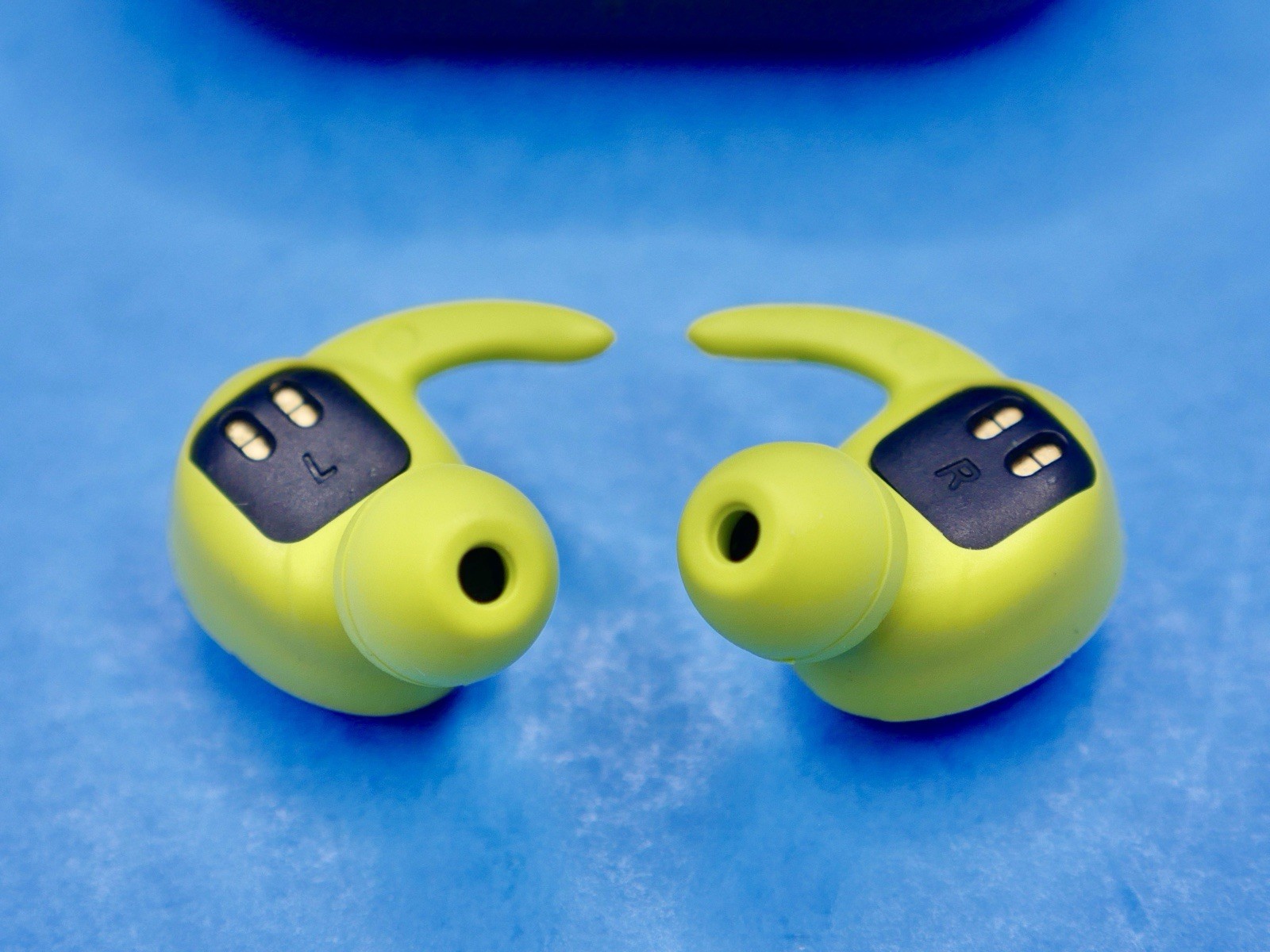 LinearFlux HyperSonic 2 Black/Green Wireless Bluetooth Ear-hook Earbuds w/Case