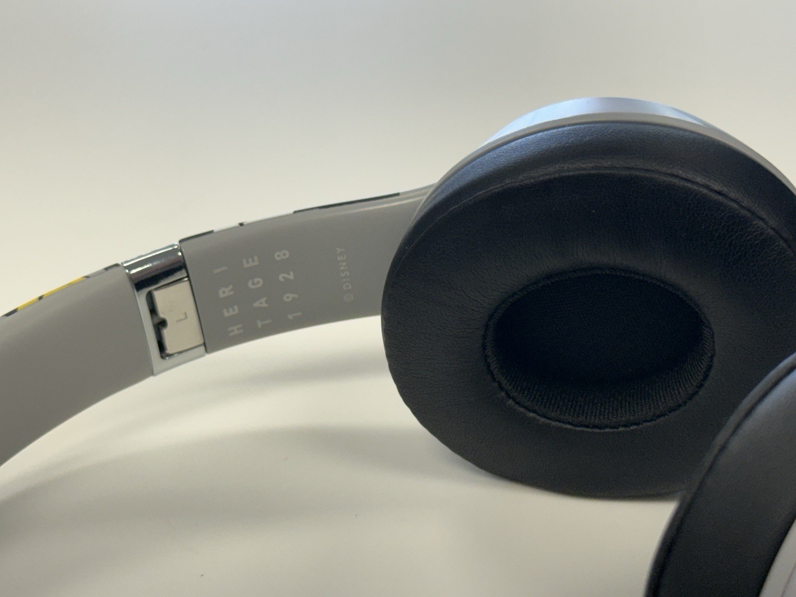 Beats Solo3 Wireless Mickey Mouse 90th Anniversary Edition A1796
