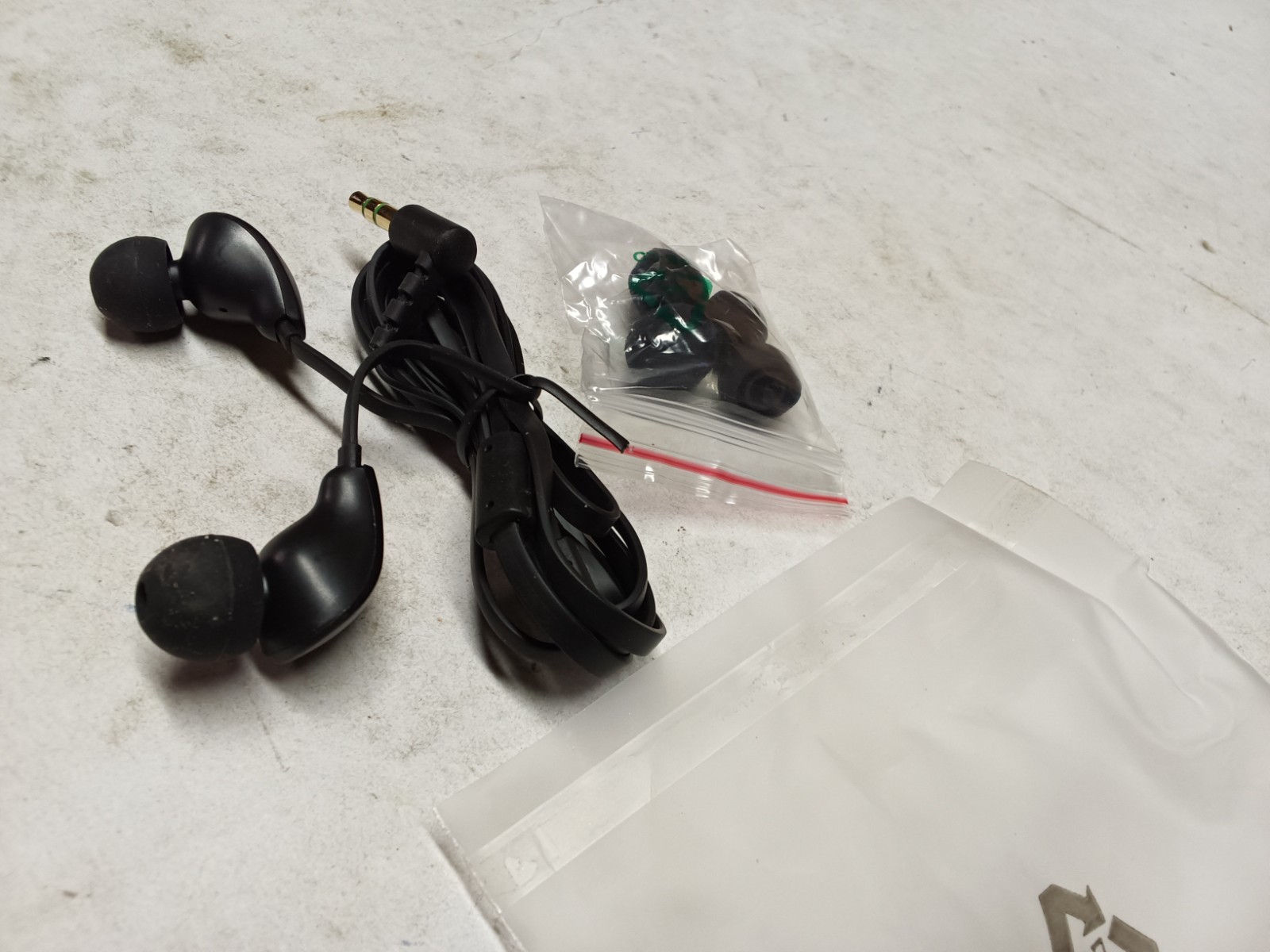 New set of music player earbuds with extra cushions #18