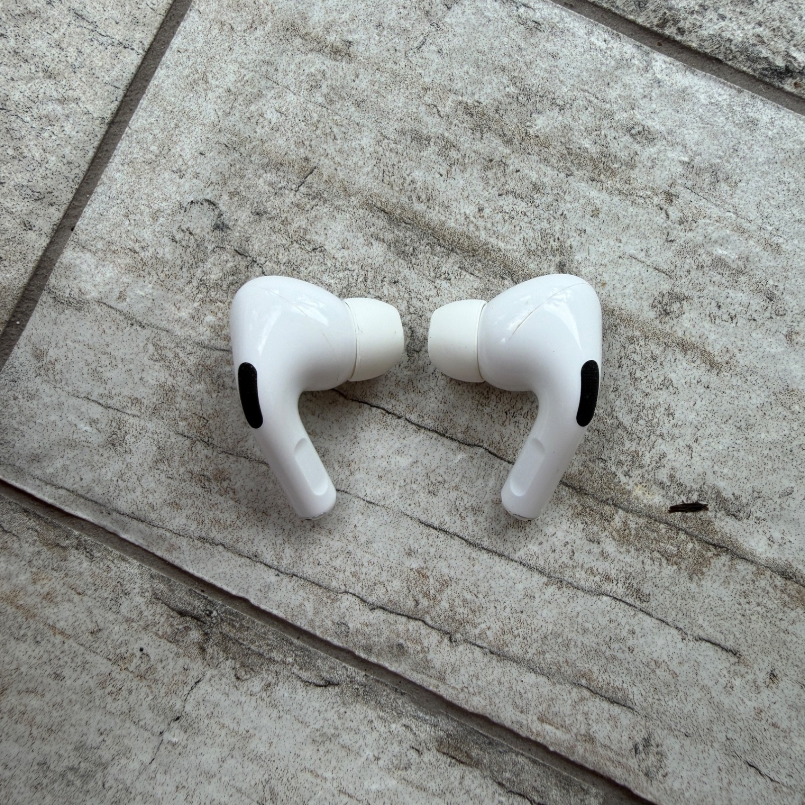 Apple AirPods Pro 1st Gen MWP22AM/A Wireless Charging Case White Earbuds