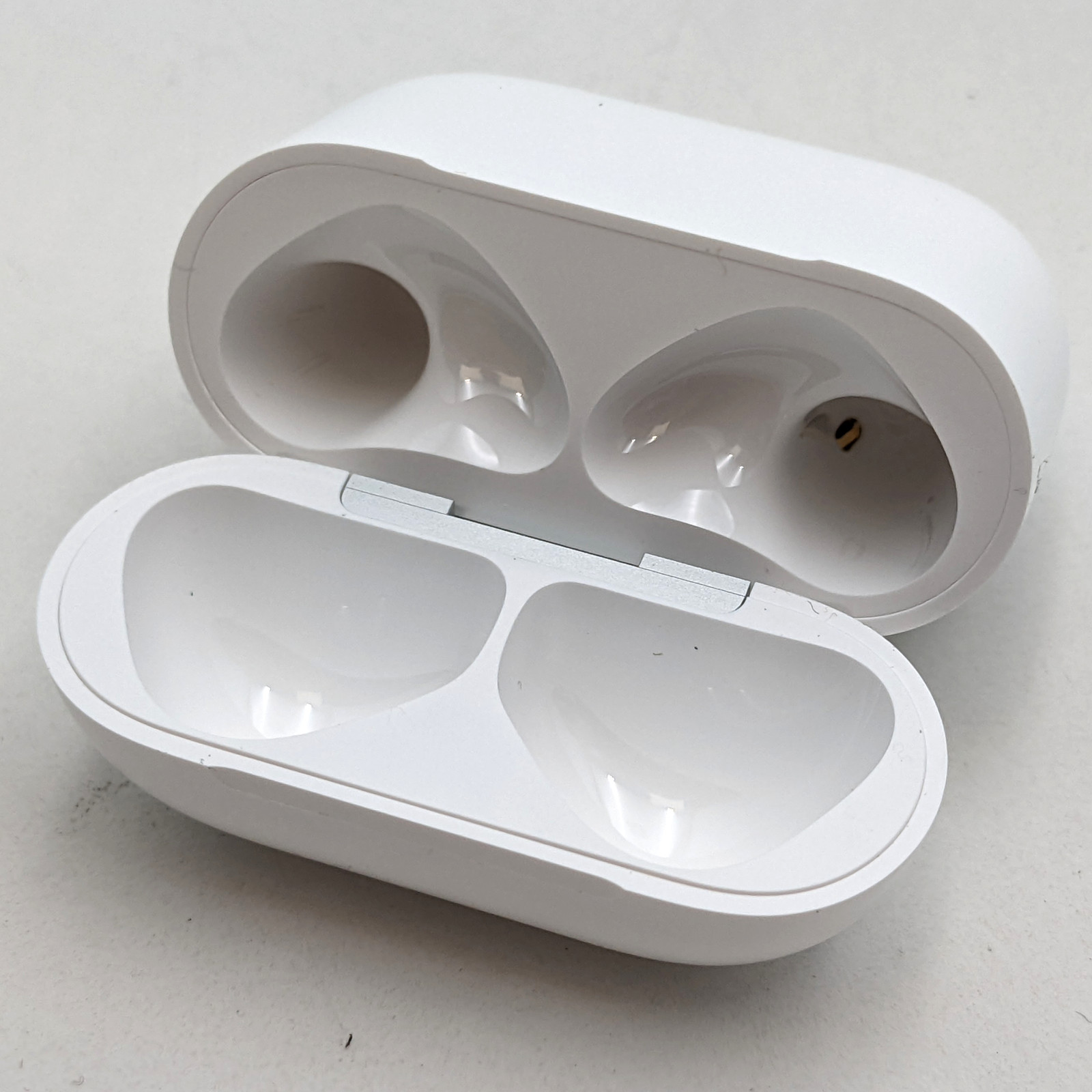 Apple AirPods 4th Gen Earbuds & Case – (A3050 A3053 A3058) – MXP63LL/A