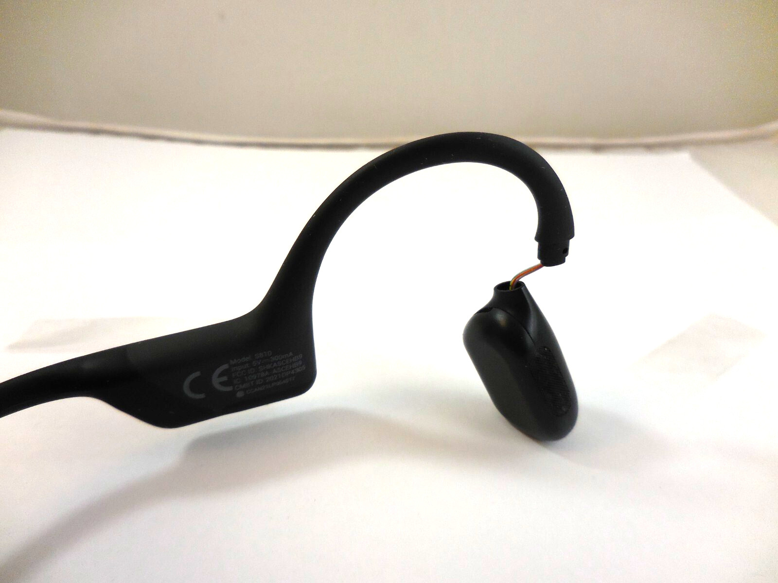 Shokz OpenRun Pro Premium Bone Conduction Open-Ear Headphones-S810(Hinge Broken)