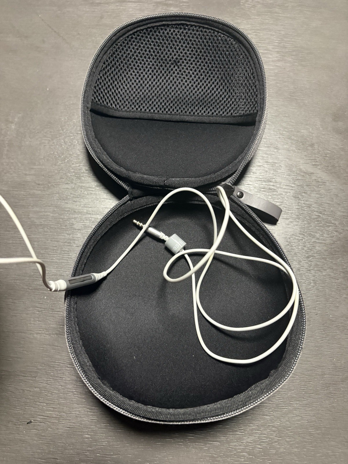 Moshi Avanti Headphones – Premium Leather & Aluminum Tested And Working. Amazing