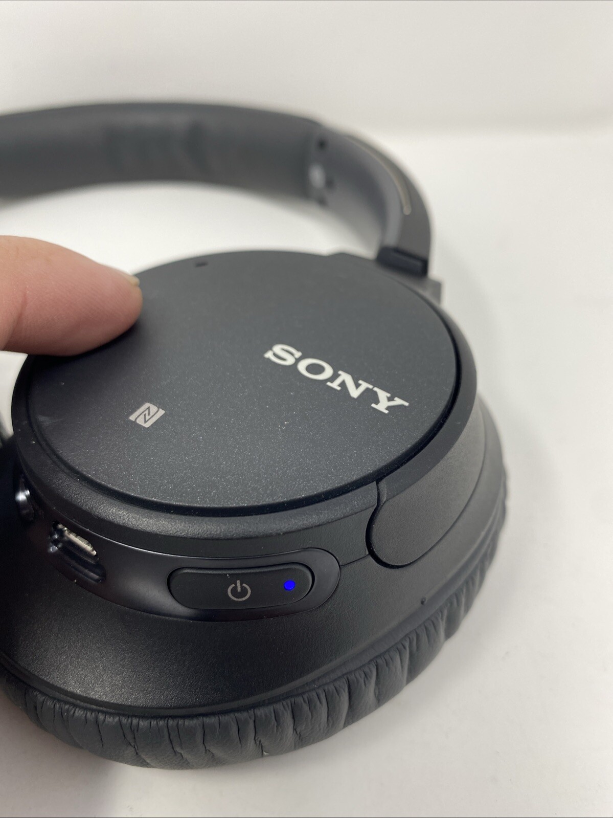 Sony Over The Head Ear Cup Noise Canceling Wireless Headphones WH-CH700N