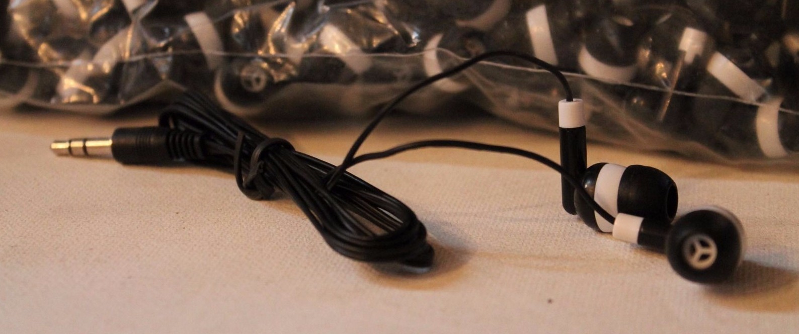 Bulk Lot of 10 Black/White 3.5mm Headphones / Earbuds – Great for Kids / Schools