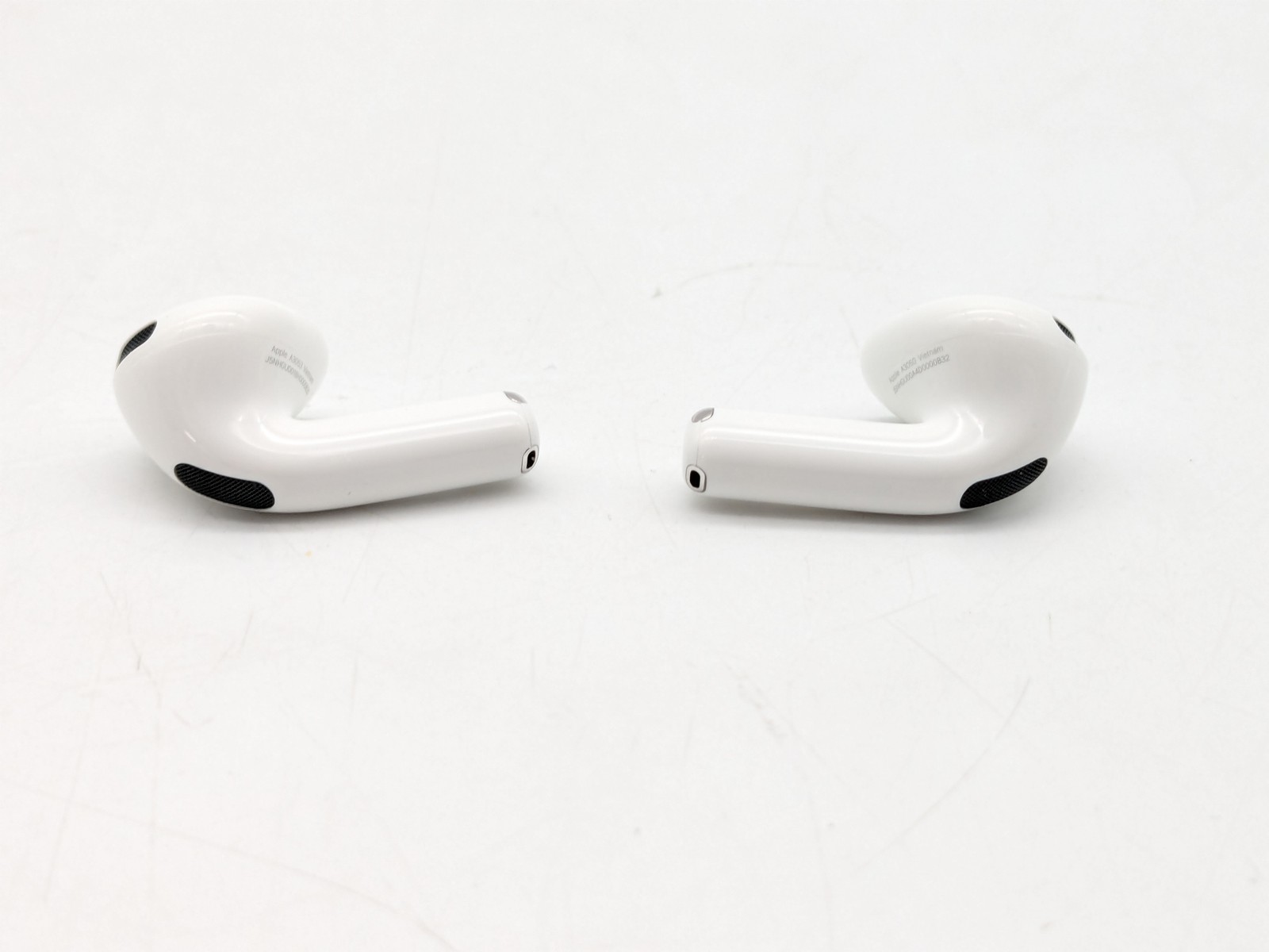 Apple AirPods 4 MXP63LL/A Earbuds w/ Charging Case | White | A3050 A3053 A3058
