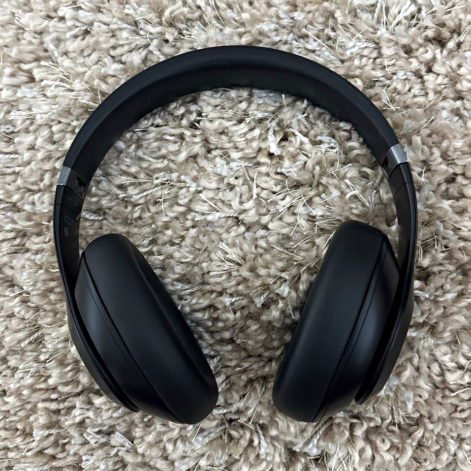 Beats by Dr. Dre Studio3 Black Over-Ear Headphones 3.5mm w/ Case