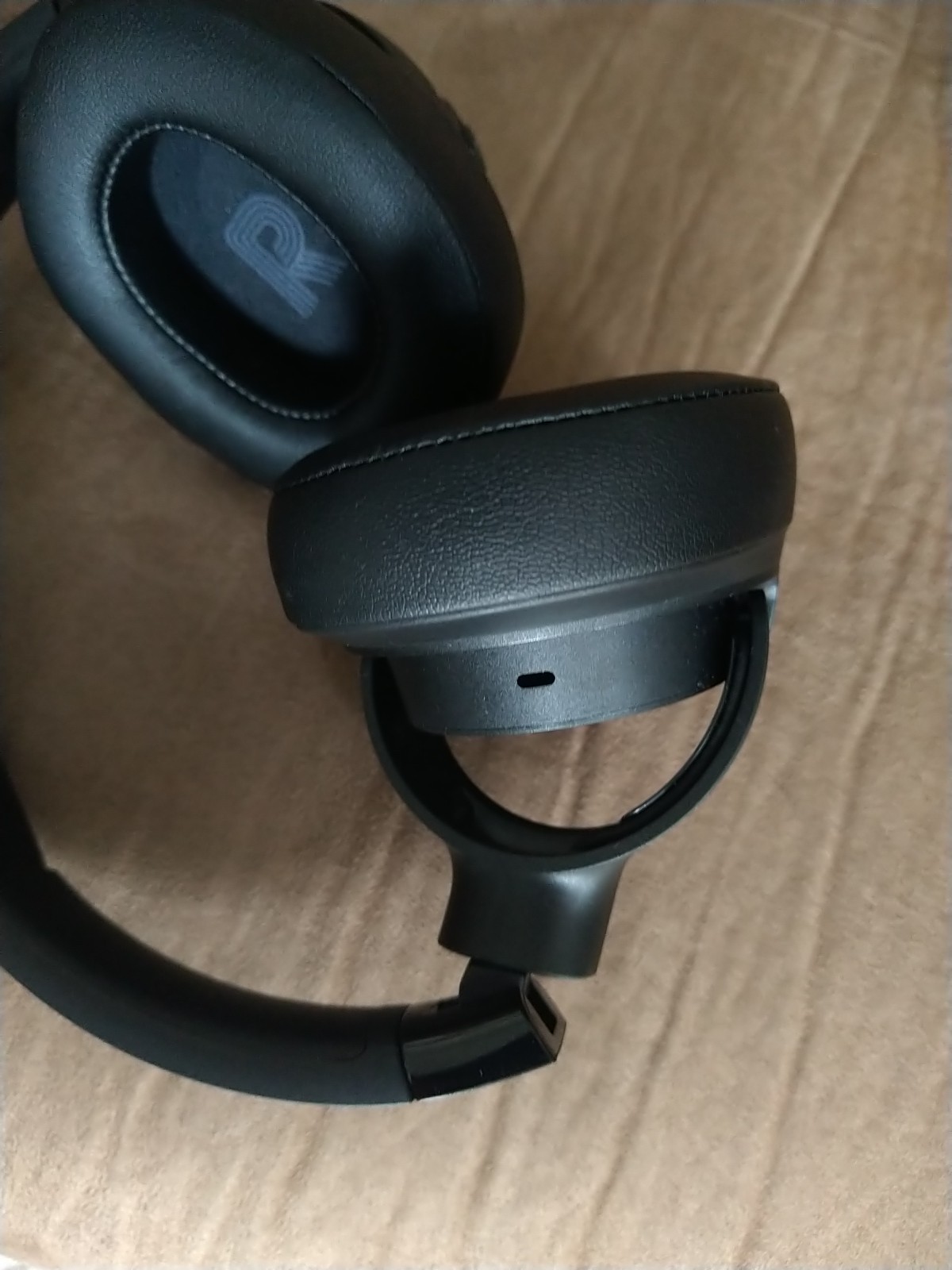 JBL Tune 720BT – wireless over-ear headphones- Black