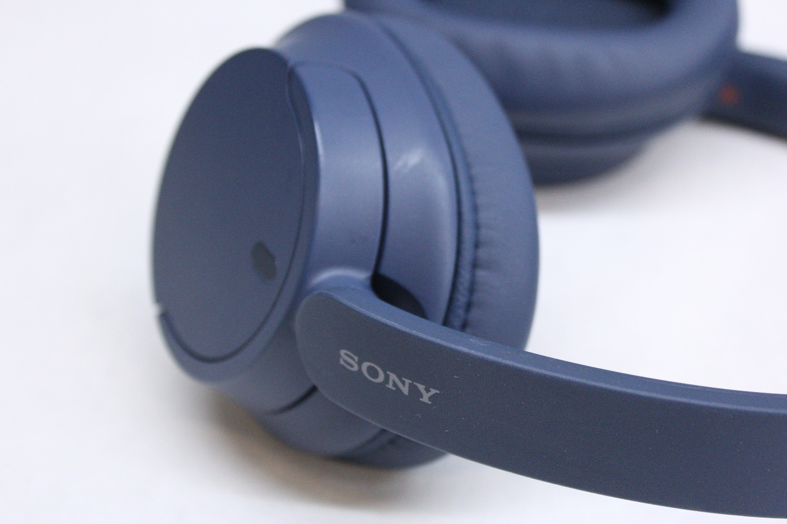 Sony YY2966 WH-CH72 Wireless Bluetooth Headphones -Tested, with case (no cables)