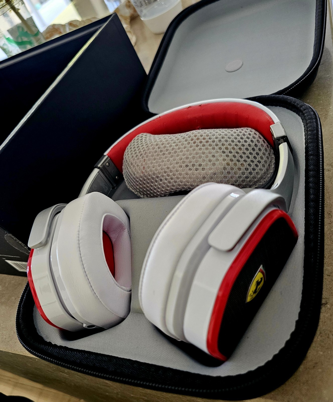 FERRARI by Logic3 – R300 Active Noise Cancelling (ANC) Headphones – White/Red