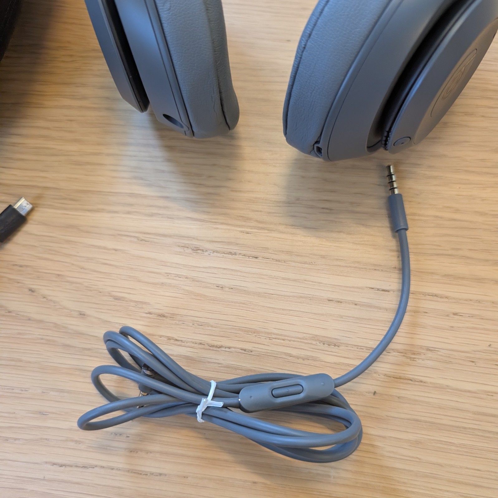 Beats by Dr. Dre Beats Studio 3 Wireless ANC Over-Ear Headphones – Gray, Case
