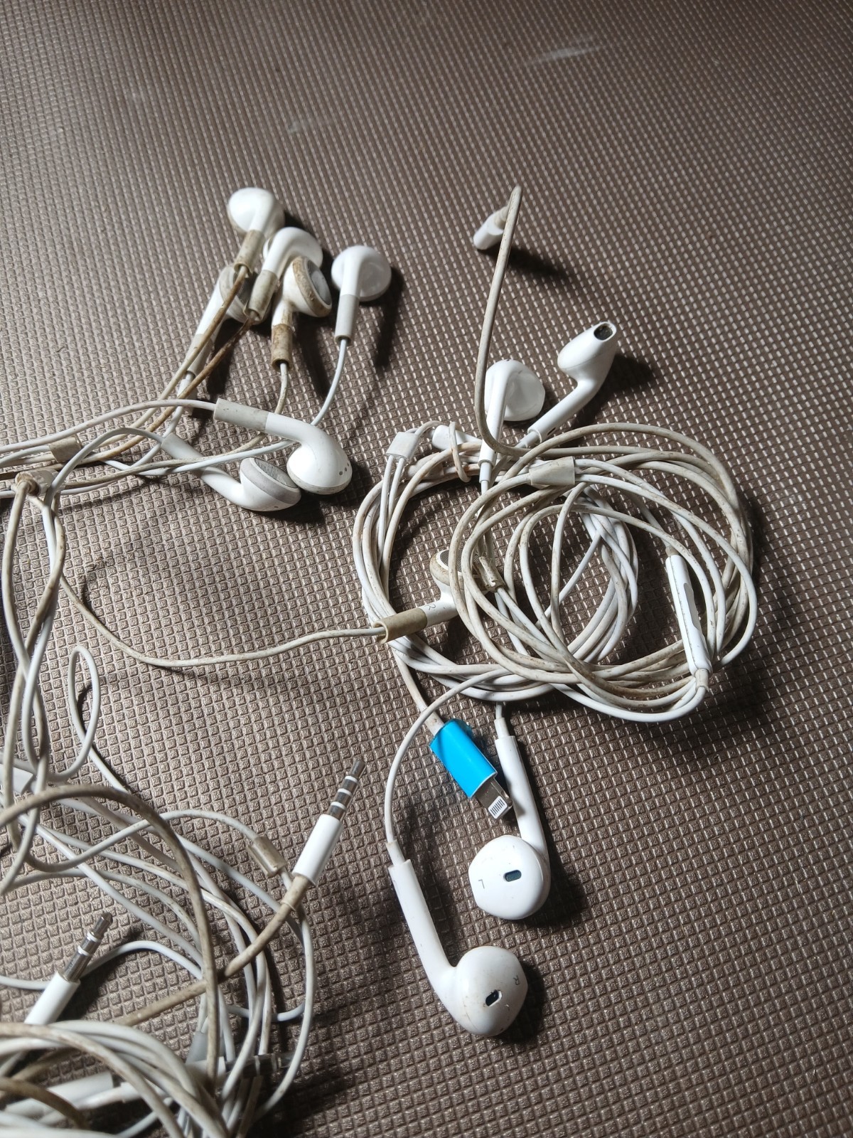 Apple iPad iPod iPhone Wired Earbuds Earpods 3.5mm AUX Headphone Jack Lightning