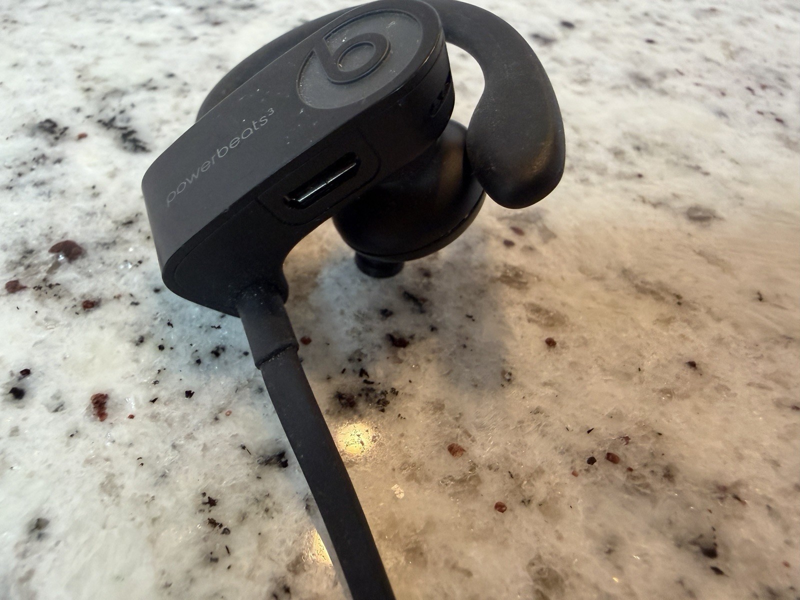 Beats Powerbeats3 Wireless A1747 Black Bluetooth Earphones Tested