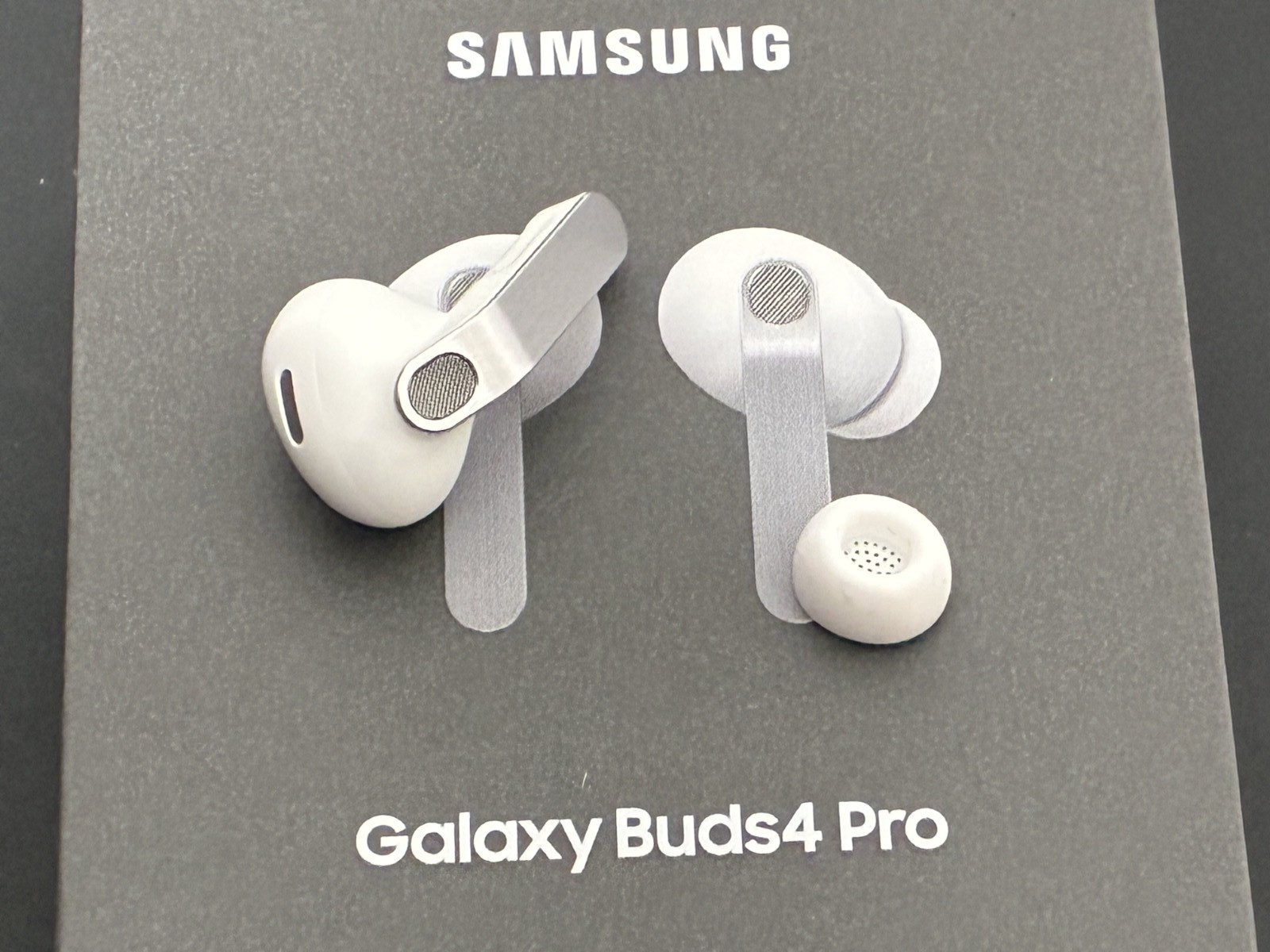 Original Samsung Galaxy Buds4 Pro SM-R640N Earbuds – White – Right Side (R)